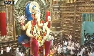 लालबाग के राजा को भक्त ने चढ़ाया सोने की मूर्तियां