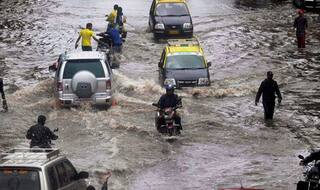 High Tide, Heavy Rains Flood Mumbai, Local Trains Suspended, Chaos on Roads