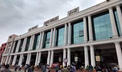 'Jobless' Hotel Workers Turn Coolies at New Delhi Railway Station as Trains Resume Services