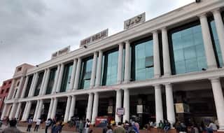 'Jobless' Hotel Workers Turn Coolies at New Delhi Railway Station as Trains Resume Services