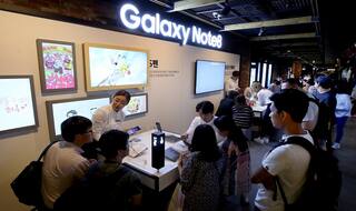 त्योहारी मौसम शुरू होने से पहले ही मोबाइल बाजार रोशन