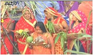 छठ: डूबते सूर्य को पहला अर्घ्य, देशभर के घाटों में जुटे श्रद्धालु, देखें नजारा