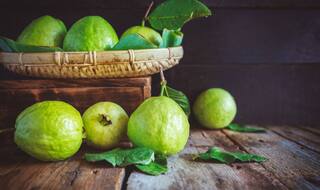 Guava Fruit Benefits: वजन घटाने से लेकर डायबिटीज तक के लिए अमरूद है फायदेमंद, जानें इसके चमत्कारी गुण