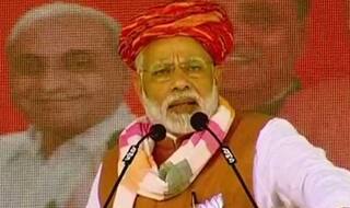 गुजरातः मोदी ने अजान सुनकर रोका भाषण, 2 मिनट तक चुप खड़े रहे