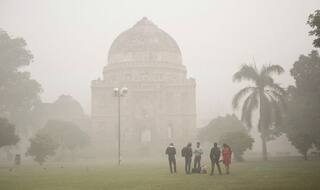 Delhi Smog: Doctors Advise Covid Recovered Patients to Take Extra Care, Urge People To Stay Indoors