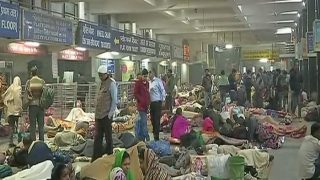 Delhi Air Pollution: Smog Continues to Keep Visibility Low, 40 Trains Delayed, 6 Cancelled Delhi Air Pollution: Smog Continues to Keep Visibility Low, 40 Trains Delayed, 6 Cancelled