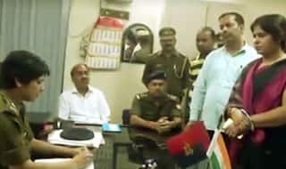 Watch: '5 Saal Bahot Chal Gayi, ab Nahi Chalegi' - UP Cop Admonishes Samajwadi Party Leader