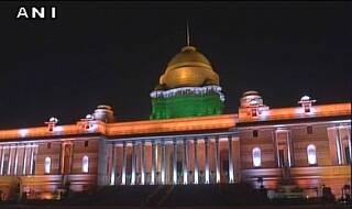 जगमगाती रोशनी से नहाया राष्ट्रपति भवन