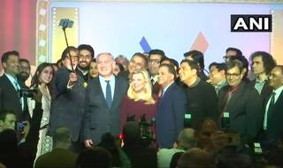 एक मंच पर जुटे बॉलीवुड के दिग्गज, नेतन्याहू संग फोटो के लिए अमिताभ ने थामी सेल्फी स्टिक