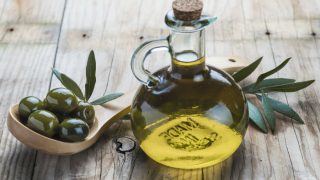 Olive Oil Beauty Hacks: 5 Amazing Ways to Use Olive oil in Your Beauty Routine