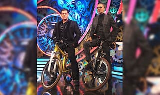Bigg Boss 11 Grand Finale: This Latest Still Of Akshay Kumar And Salman Khan Is Making Us Restless