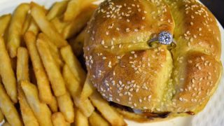 Valentine's Day 2018: Burger Worth Rs 2 Lakh Encrusted with Gold and Diamond Engagement Ring Offered in Massachusetts Restaurant Valentine's Day 2018: Burger Worth Rs 2 Lakh Encrusted with Gold and Diamond Engagement Ring Offered in Massachusetts Restaurant