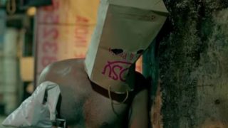 Blackमेल Teaser: बिना कपड़ों के सड़क पर भागते दिखे इरफ़ान खान, पेपर बैग से छुपाया चेहरा