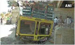 गुजरात में भीषण हादसा, नाले में गिरा बारातियों से भरा ट्रक, 26 लोगों की मौत