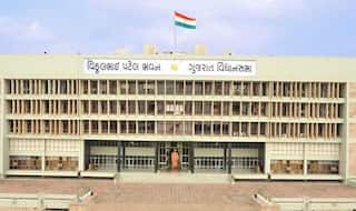 गुजरात विधानसभा अध्यक्ष की कुर्सी पर बैठा नजर आया शख्स, सेल्फी भी खींची