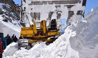 Border Road Organisation Starts Clearing Snow From Manali-Leh Highway