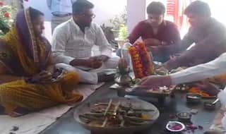 तोते की मौत से आहत परिवार, किया पूरे रीति-रिवाज से अंतिम संस्‍कार...