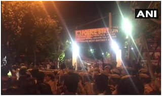 यौन शोषण के आरोपी JNU के प्रोफसर की गिरफ्तारी की मांग को लेकर छात्रों ने वसंतकुंज थाना घेरा