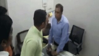 हरदोई में भाजपा कार्यकर्ता की गुंडागर्दी, जिला अस्पताल के रेडियोलॉजिस्ट को मारा थप्पड़, देखें वीडियो