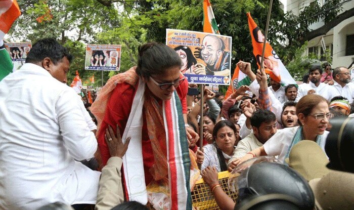 रेप के आरोपी विधायक की गिरफ्तारी को गरजीं कांग्रेसी महिलाएं, पुलिस से कहा-पहन लो चूड़ियां