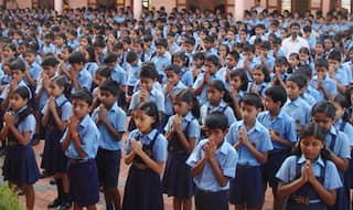 'लब पे आती है दुआ...' कविता गा रहे थे बच्चे, निलंबित हुए हेडमास्टर, जानिए क्या है पूरा मामला