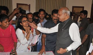 तमिलनाडु के गवर्नर ने गाल थपथपाई, महिला पत्रकार ने कहा- ये गलत है