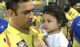 IPL2018: फाइनल के बाद जीवा ने धोनी को सौंपा काम, ट्रॉफी छोड़ा बेटी के साथ बिज़ी दिखे माही