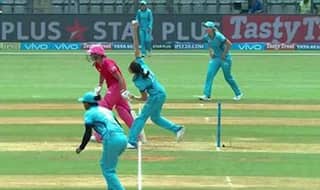 VIDEO: महिला टी-20 मैच में अंपायर के गलत निर्णय से नाराज हुए दर्शक, सोशल मीडिया पर किया ट्रोल