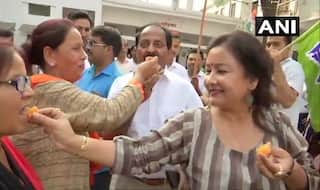 येदियुरप्पा के इस्तीफे के बाद कांग्रेस ऑफिस में बंटी मिठाई, बीजेपी ऑफिस में छाया सन्नाटा