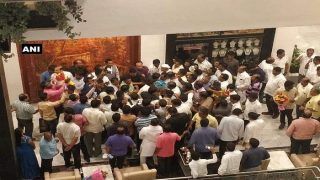 Karnataka Chief Minister Designate And JD (S) Leader HD Kumaraswamy Mobbed by Own Party Workers For Selfie