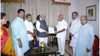 कर्नाटक: येदियुरप्पा ने राज्यपाल को सौंपा इस्तीफा, कुमारस्वामी को न्योता