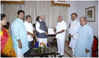 कर्नाटक: येदियुरप्पा ने राज्यपाल को सौंपा इस्तीफा, कुमारस्वामी को न्योता