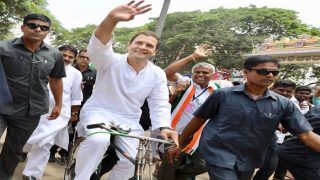 कर्नाटक चुनाव: राहुल गांधी ने पीएम मोदी को बताया 'स्पीकर मोड' वाला मोबाइल फोन, साइकिल चलाकर जताया विरोध