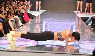 VIDEO: हर कोई देखता रह गया जब मंदिरा बेदी ने रैंप पर लगाए पुश अप्स