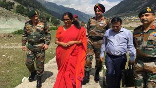 रक्षामंत्री निर्मला सीतारमण ने जम्मू-कश्मीर में सुरक्षा स्थिति का लिया जायजा, अफसर-जवानों को सराहा