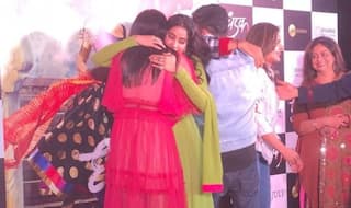 VIDEO: 'धड़क' के ट्रेलर लॉन्च पर मां श्रीदेवी को याद कर रो पड़ीं खुशी, जाह्नवी ने संभाला