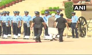 परेड में बेहोश हुए एयरफोर्स जवान के पास पहुंचे पीएम मोदी ने कहा- सेहत का ध्यान रखो