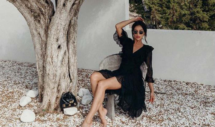 barbie feet kendall jenner bella hadid and other supermodels follow the trending instagram pose - follow instagram trend