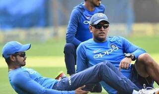 धोनी ने श्रेयस अय्यर के टीम इंडिया में एंट्री के बाद अखबार पढ़ने पर लगाया बैन!