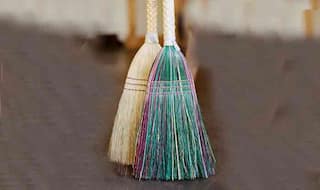 भूलकर भी इस दिन बाहर ना फेंके पुरानी झाड़ू, रूठ जाती हैं मां लक्ष्मी