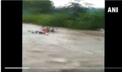 Rains Pose Flood Threat, DM in Bihar District Carries Sand Sacks on Back to Bolster Embankments