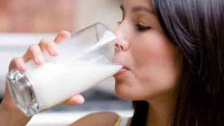 Tips: नाश्ते में दूध पीने के क्‍या हैं फायदे? इस बीमारी की रोकथाम में मिलती है मदद...