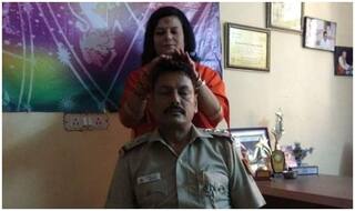 इंस्पेक्टर ने थाने में साध्वी से कुछ इस तरह से लिया आशीर्वाद, हो गए लाइन हाजिर