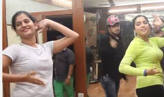 Video: 'मरद अभी बच्चा बा' गाने पर आम्रपाली दुबे ने लगाए ठुमके,निरहुआ भी निहारते दिखे, लाखों बार देखा गया