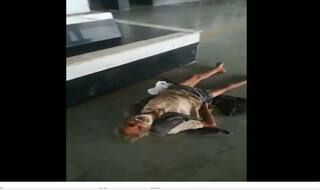 हबीबगंज: प्लेटफॉर्म पर घंटों पड़ी रही लाश, रेलवे पुलिस के कॉन्स्टेबल ने कहा मेमो मिले तो कार्रवाई करें, देखें VIDEO