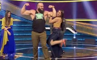 Dus ke dum: wwe 'मॉन्स्टर' के डोले-शोले पकड़कर झूल गईं सोनाक्षी, सलमान को भी आ गई हंसी