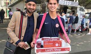क्रिकेट छोड़ रेडियो बेचने लगे हैं अर्जुन तेंदुलकर, भज्जी ने लॉर्ड्स से शेयर की फोटो