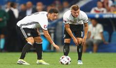 Germany Football Midfielder Toni Kroos Dismisses Mesut Ozil's International Retirement Reasons