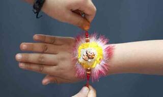 Happy Raksha Bandhan 2018: रक्षा बंधन से जुड़ी कहानियां, जानिए कैसे शुरू हुआ भाई-बहन का त्योहार