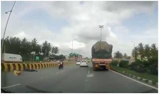 मां-बाप गिरे, 5 साल के बच्चे के साथ हाईवे पर दौड़ती रही बाइक, देखें रोंगटे खड़े कर देने वाला वीडियो